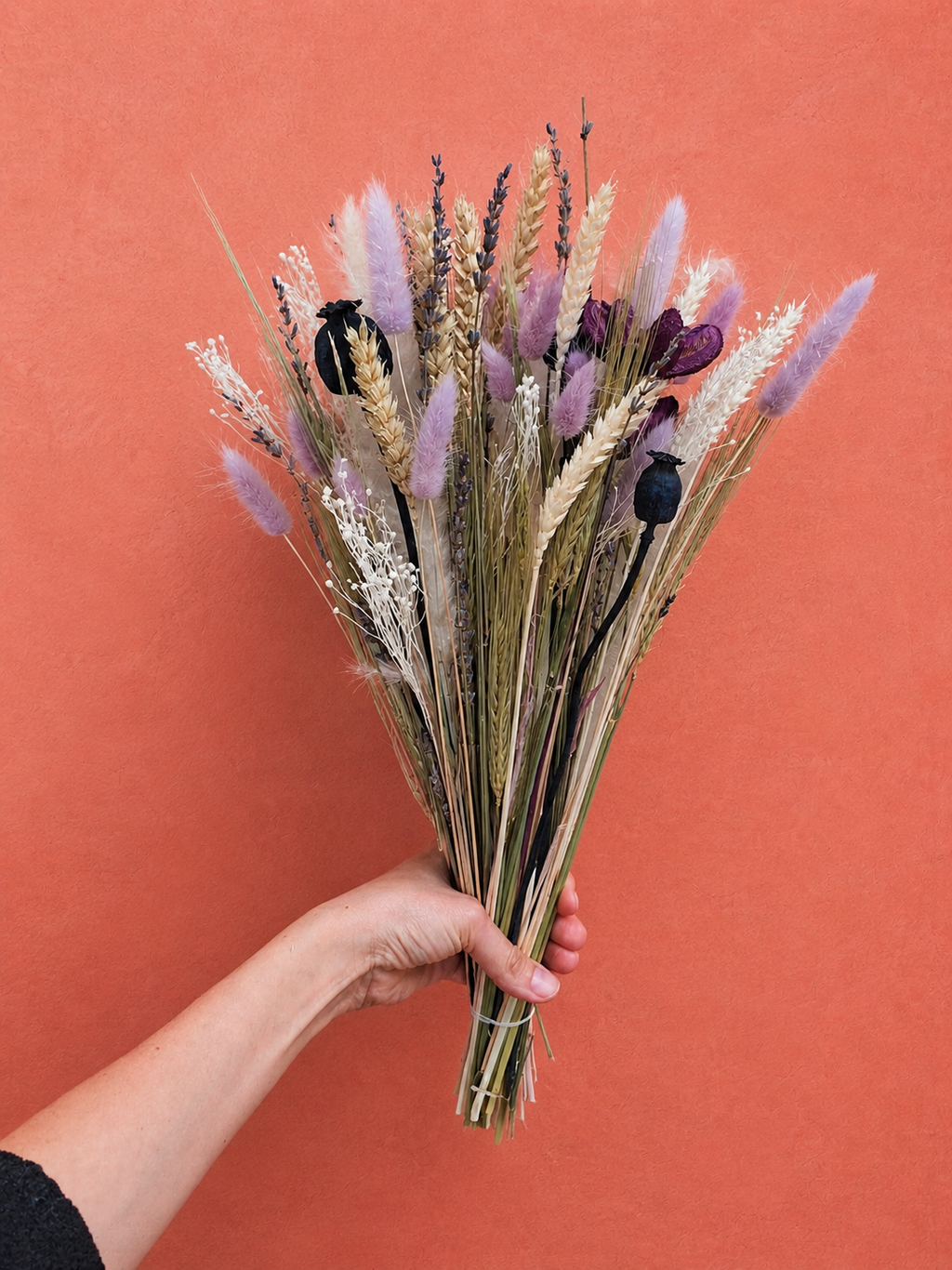 Handgebundener Trockenblumenstrauß in Lila und Weiß mit Lavendel und Pampasgras