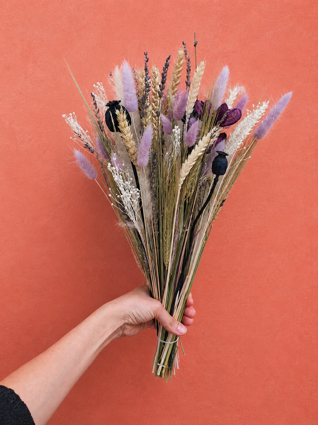 Handgebundener Trockenblumenstrauß in Lila und Weiß mit Lavendel und Pampasgras