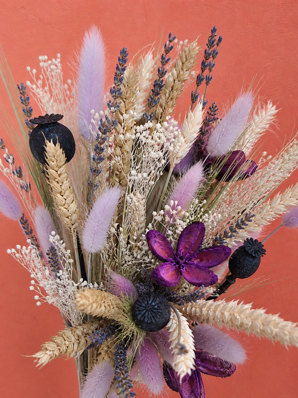 Handgebundener Trockenblumenstrauß in Lila und Weiß mit Lavendel 