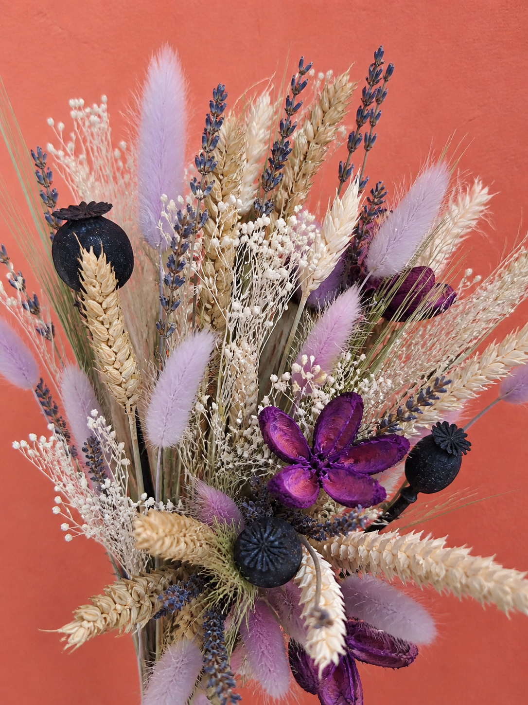 Handgebundener Trockenblumenstrauß in Lila und Weiß mit Lavendel 