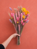 Handgebundener Trockenblumenstrauß Summerdream mit gelben, pinken und lila Blüten 