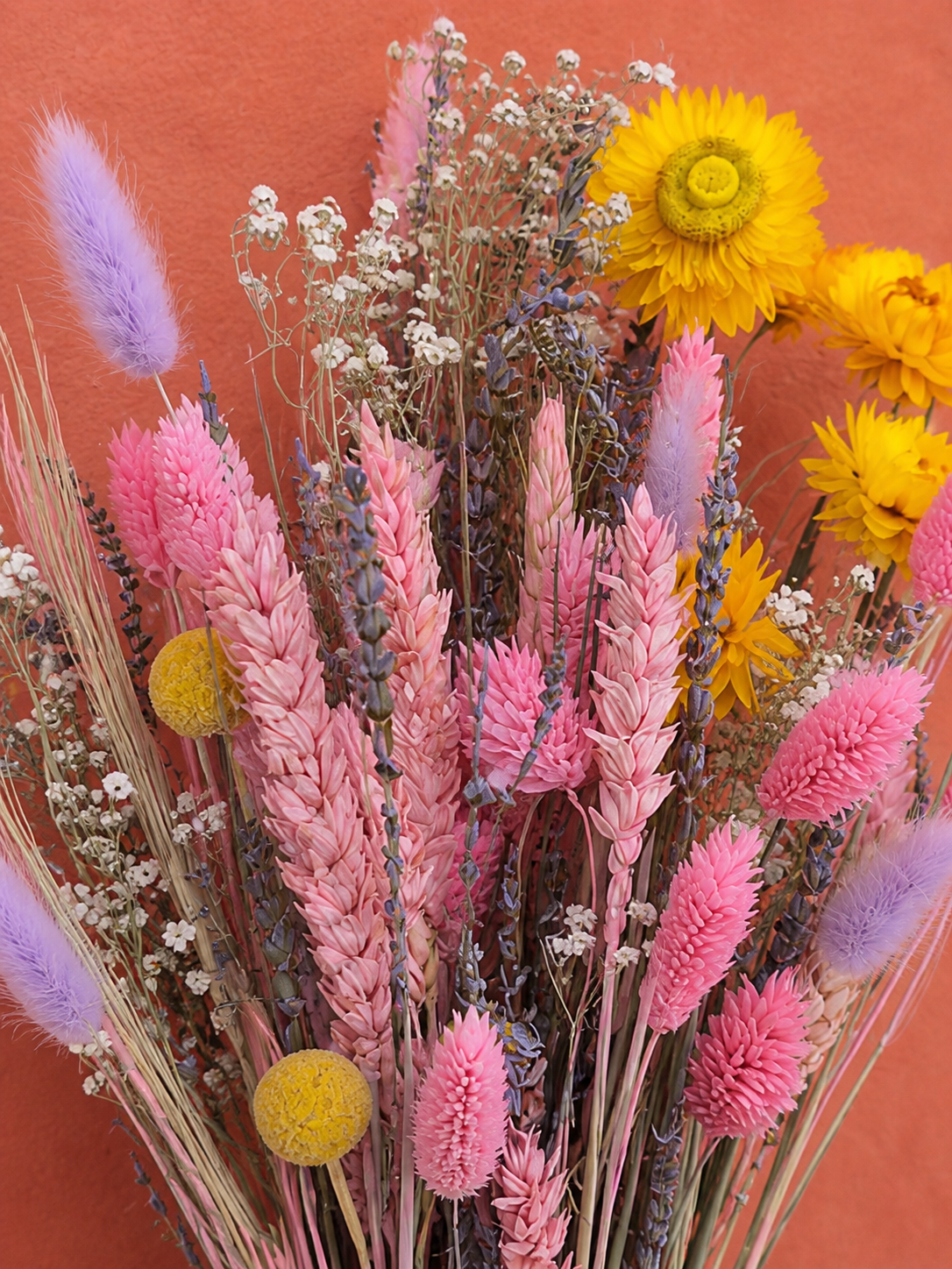 Handgebundener Trockenblumenstrauß Summerdream mit gelben, pinken und lila Blüten in Nahaufnahme