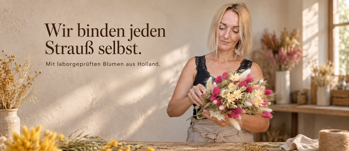 Wir binden jeden Strauß selbst – Karin beim Binden eines Trockenblumenstraußes